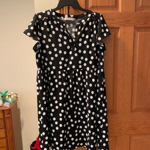 New 89th & Madison Black and White V-Neck Midi Baby Doll Style Dress. Size M